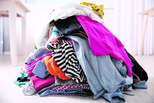 Die Wiederverwendung verwertbarer Kleidung ist das Ziel des neuen Altkleider-Sammelkonzeptes des Landkreises Harburg | Foto: AdobeStock Africa Studio