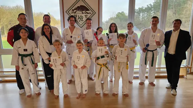 Erfolgreiche Gürtelprüfung in der Taekwondo-Abteilung des VfL Jesteburg: Die Teilnehmenden freuen sich über ihre Urkunden | Foto: Vfl Jesteburg