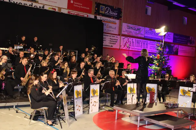 Seit knapp 30 Jahren gibt das Blasorchester MTV Salzhausen sein traditionelles Adventskonzert  | Foto: ce