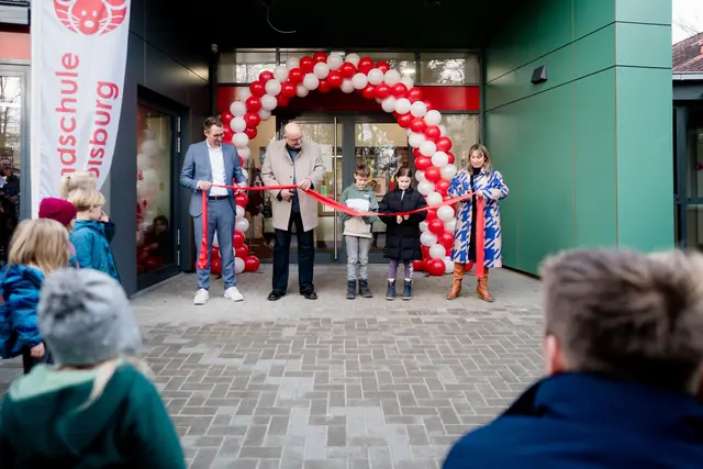  Philip Werk (Samtgemeindebürgermeister, v. li.), Ronald Doll (Bürgermeister Moisburg), die
zwei Schulratsvorsitzende aus der Klasse 3a und Satu J. Harms (Schulleiterin) schneiden das Seiden
band durch und eröffnen damit feierlich den Erweiterungsbau. | Foto: Torben Röhricht