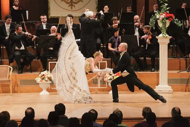 Das Konzert wird von anmutigen Balletttänzerinnen und -tänzern begleitet | Foto: Great Performances