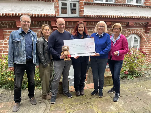 Bei der Scheckübergabe (v. li.): Dirk Ladage und Dr. Lidia Mumm von "Law's out", Florian Borns und Silke Schippmann vom Kinderhospiz Löwenherz sowie Barbara Frahm und Christiane Oertzen vom "Salzhausen e.V."-Vorstand | Foto: Frahm