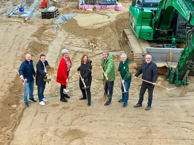 Michael Rebitsch (stellvertretender Leiter technische Gebäudewirtschaft, Gemeinde Seevetal), Thorsten Hein (Leiter technische Gebäudewirtschaft, Gemeinde Seevetal), Emily Weede (Bürgermeisterin Gemeinde Seevetal), Daniela Deichen (Amtsleiterin Gebäudewirtschaft, Gemeinde Seevetal) Heio Böhm (1. Vorsitzender TV Meckelfeld), Hans-Alfred Thiel (2. Vorsitzender MTV), Peter Langenbeck (Ortsbürgermeister Meckelfeld / Klein-Moor) | Foto: Gemeinde Seevetal