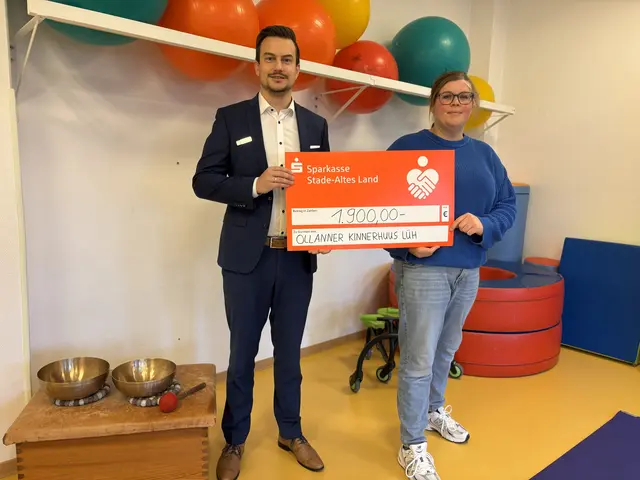 Hannes Budde, Abteilungsleiter der BeratungsCenter in Jork, Estebrügge und Finkenwerder übergibt Kitaleiterin Sarah zum Felde den symbolischen Scheck | Foto: DRK