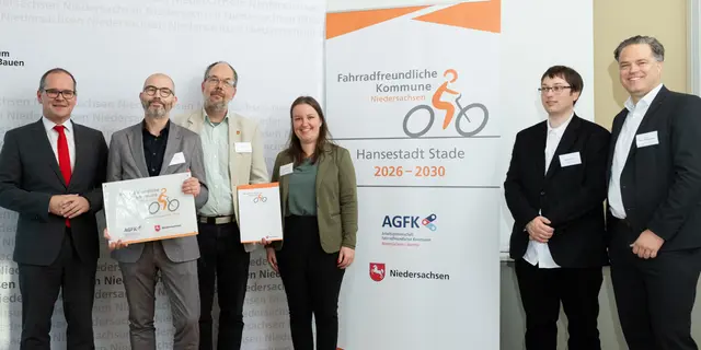 Zertifikatübergabe in Hannover mit Verkerhsminister Grant Hendrik Tonne (v.li.), Stades Erstem Stadtrat Lars Kolk, Nils Jacobs, Stabsstellenleiter Stade 2040, sowie Corinna Lange, Moritz Renner, zuständig bei der Hansestadt Stade für den Radverkehr, und Thimo Weitemeier, Vorsitzender der AGFK Niedersachsen-Bremen | Foto: AGFK/Nico Herzog