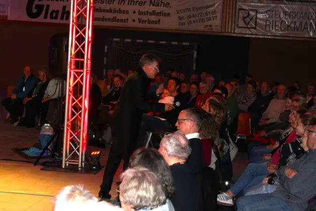 Mit dem Publikum stimmte Hans Hitzeroth den Song "Ehrenwort" der Schweizer Band "Fäaschtbänkler" an | Foto: ce