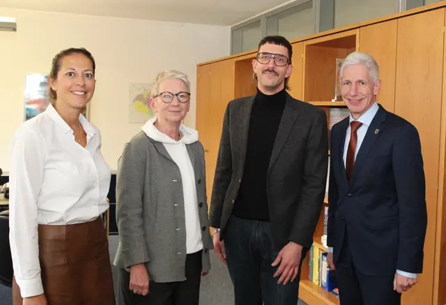 Kreisrätin Ana Christina Bröcking (v. li.), Gabriele Pape, Marco Flöß und Landrat Rainer Rempe | Foto: Landkreis Harburg