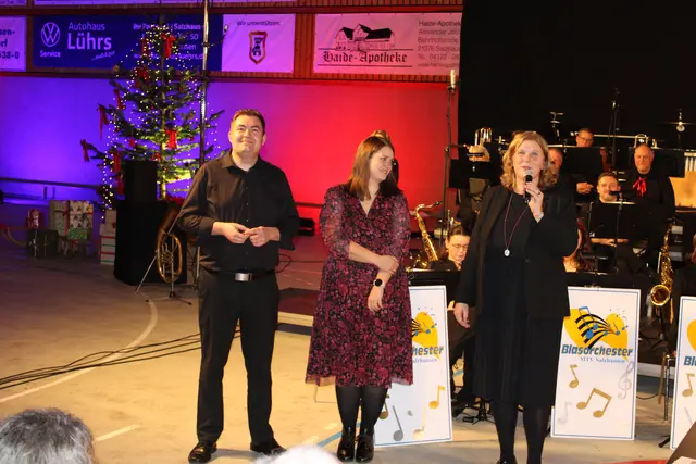 Orchester-Vorstandsmitglied Astrid Neben (v. re.) ehrte Britta Henning und Nikolai Koert für langjährige Zugehörigkeit zur Formation | Foto: ce