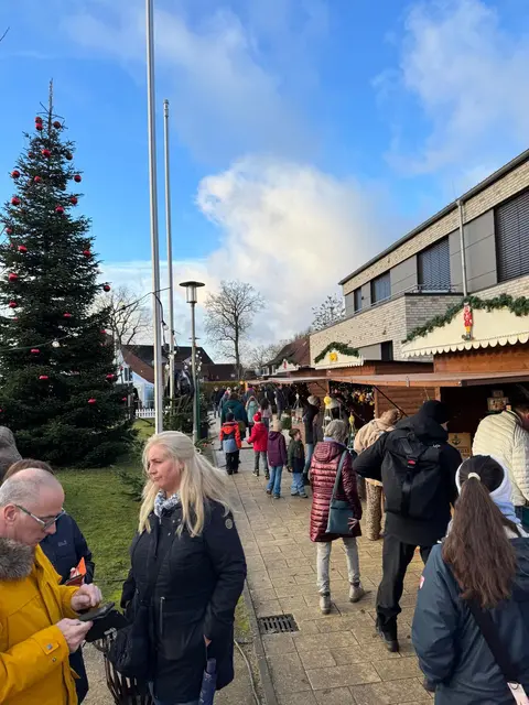 Die Besucher nutzten das Angebot der Marktbeschicker, die dekorative Artikel anboten | Foto: Verein