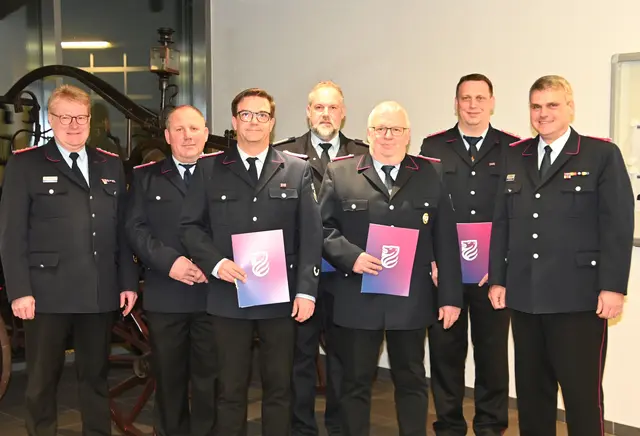 Die ernannten und entbundenen Zugführer (v.li.): Kreisbrandmeister Jörn Petersen, Matthias Eul, Markus Gemmeker, Tore Larsen, Heino Neuse, Jan Gruf, Kreisbereitschaftsführer Stephan Schick | Foto: Freiwillige Feuerwehr Landkreis Harburg