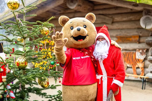 Willi Wildpark und der Weihnachtsmann stimmen im Wildpark auf den Heiligen Abend ein | Foto: Wildpark Lünerburger Heide