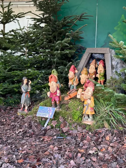 Der Märchenwald mit den schönen Holzfiguren wurde von den Besuchern bestaunt | Foto: Verein