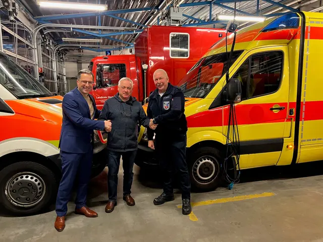 Der Ukrainer Grischa Kaflowsky (Mitte) nahm die beiden gespendeten Rettungswagen in Empfang. Er dankte Landrat Kai Seefried (li.) und Einsatzleiter Wilfried Sprekels | Foto: Daniel Beneke/LK Stade