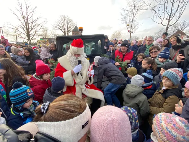 Der Weihnachtsmann saß auf einem geländegängigen Fahrzeug und begrüßte die Kinder | Foto: Verein