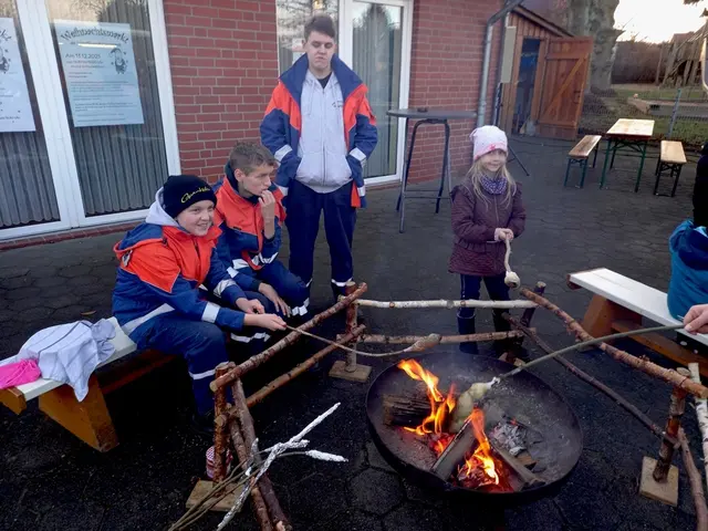 Kinder konnten an der Feuerschale Stockbrot backen | Foto: Burkhard Giese