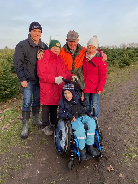 Magnus mit seinen Eltern und Unterstützern Margret und Günter Poppe | Foto: Susanne Lemke