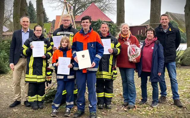 Bei der Ehrung (v. li.): Samtgemeinde-Bürgermeister Jens Köster, Mieke Nuppnau, Jonas Elias Lilie, Amelie Kühn, Jaden Elias Konrad und Söhnke Rühmkorf von der Jugend- und Kinderfeuerwehr Wulfsen-Garstedt, Britta Keller (Jugendforum Brückenschlag), Garstedts Bürgermeisterin Christa Beyer und ihr Wulfsener Amtskollege Matthias Kruse  | Foto: Jugendforum Brückenschlag