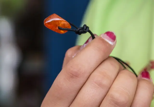 Bernstein-Anhänger sind bereits seit der Antike ein beliebter Schmuck. | Foto: Susanne Seemann/Natureum