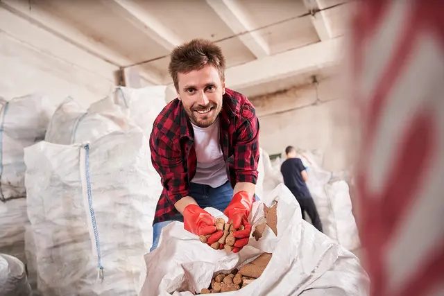 Ein Mann hält eine Handvoll Korken | Foto: @adobestock/yakobchuk Olena