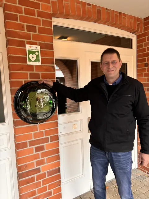 Wulfsens Bürgermeister Matthias Kruse mit dem neuen Defibrillator | Foto: Gemeinde Wulfsen
