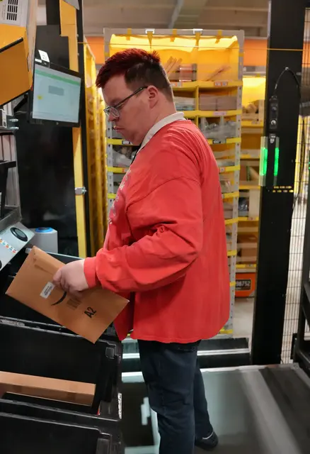 Sebastian Dean ist bei Amazon als Kommissionierer tätig | Foto: Amazon PR