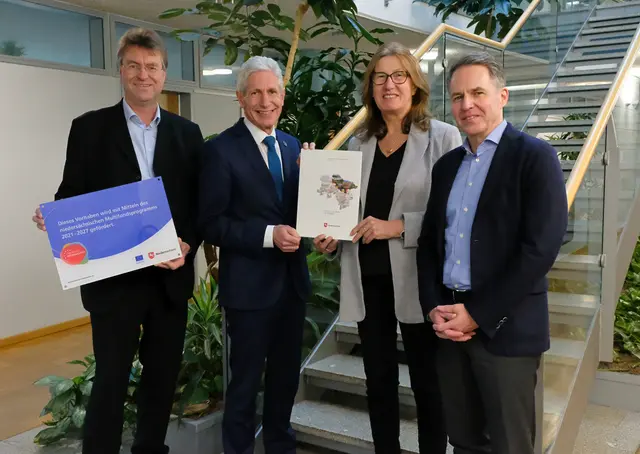 Jens Wrede (v. li.), Landrat Rainer Rempe, Karin Beckmann und Dr. Olaf Krüger freuen sich über den Förderbescheid | Foto: Bianca Augustin