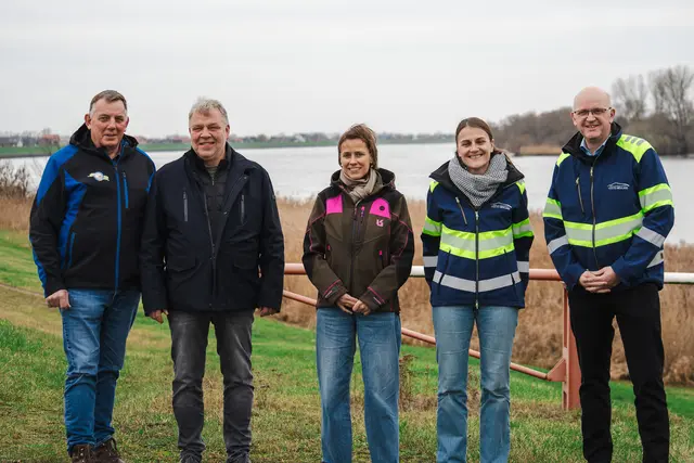 Am Deich: Bundestagsabgeordnete Dr. Cornell Babendererde (Mi.) mit (v. li.) Hartmut Burmester (Artlenburger Deichverband), Karsten Riege (Harburger Deichverband), Sarah Wiebe und Christoph Sander (beide Deich- und Wasserverband Vogtei Neuland) | Foto: Niklas Hintze