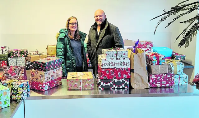 Cordula Hecht von der Hecht Apotheke in Jesteburg übergab die Weihnachtsgeschenke an Frank Bökler (Tafel Buchholz) | Foto: Tafel Buchholz