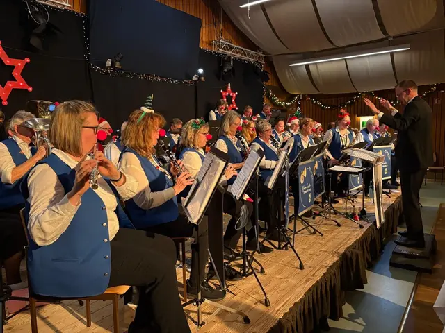 Zu den Klängen von „Rudolph, the red-nosed Reindeer“ präsentierten sich die TVM-Musiker mit roten 
Nasen | Foto: Musik im TVM