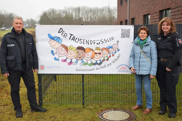 Der Leiter des Polizeikommissariats Seevetal, Erster Polizeihauptkommissar Holger Guse, mit Silke Lührs aus dem Vorstand des Präventionsrats und Polizeihauptkommissarin Stephanie Jahnert am neu installierten Banner vor der Dienststelle. | Foto: PI Harburg