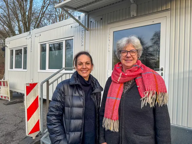 Frau Dr. Georgia Sandvoss (v. li.) und Bürgermeisterin Emily Weede vor den Praxis-Containern, die noch im Aufbau sind | Foto: Gemeinde Seevetal