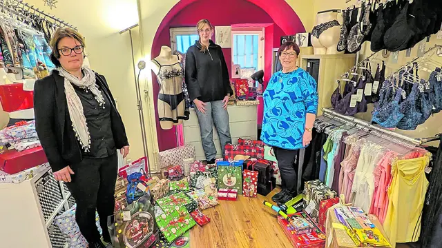 Beatrice Kietzmann (re.) übergibt Iris Winkelmann (li.) und Miriam Ziegler von der Systemischen Jugendhilfe die Geschenke, die für die Kinder gespendet wurden | Foto: Sie Dessous &amp; mehr