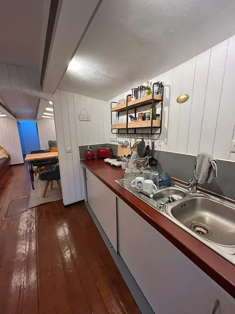 Auch eine kleine Küchenzeile hat die umgebaute Schute | Foto: Heidi Stemler