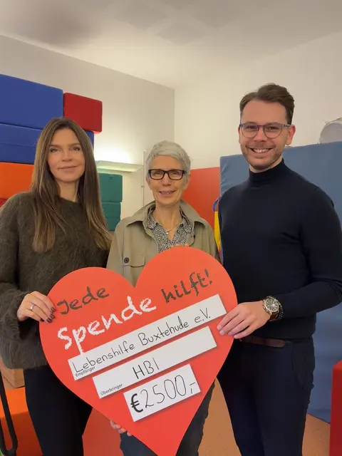 Lebenshilfe: v.l. Christina Geertz und Niels Kohlhaase (beide HBI) überreichen Ursula Poethkow (Lebenshilfe) eine Spende in Höhe von 2.500 Euro | Foto: HBI