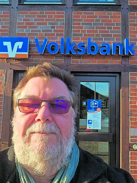 Niels Meyer vor der Volksbank Filiale in Vahrendorf | Foto: Meyer