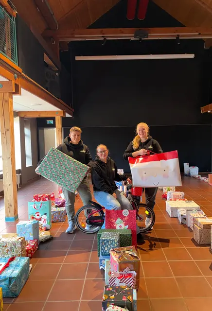Das Team des Tostedter Jugendzentrums konnte wieder viele Kinder mit Geschenken glücklich machen. Jasmin Mohrmann (v. l.), Xenia Gassmann und Anna Asberger | Foto: Dana Nitzschner