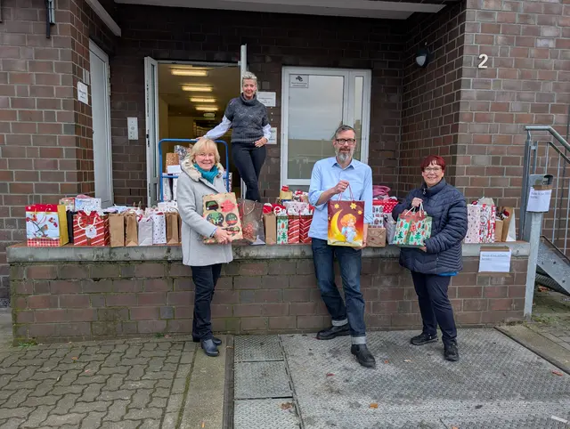 Tüte für die  K&amp;S Seniorenresidenz (unten v. li.): Kerry Kennedy, Lars Oldach und Beatrice Kietzmann | Foto: Sie Dessous