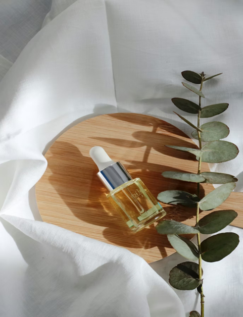 Foto: Foto von Nataliya Melnychuk https://unsplash.com/de/fotos/klarglasflasche-auf-weissem-textil-tnWjbdPmk1M
