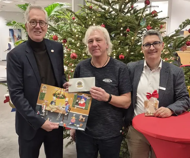 Preisübergabe (v. li.): Lions-Club-Präsident Dr. Andreas Biller, Andreas Kopitzke und Stefan Bültemann, stellv. Leiter der Region Elbdeich der Sparkasse Harburg-Buxtehude | Foto: LC Winsen