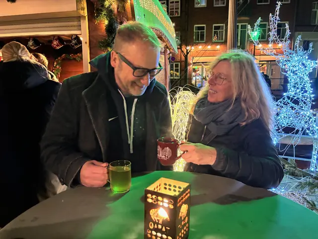 Ein Schluck Glühwein darf im Adventsurlaub mit Weihnachtsmarkt vor der Tür natürlich nicht ausbleiben | Foto: pau