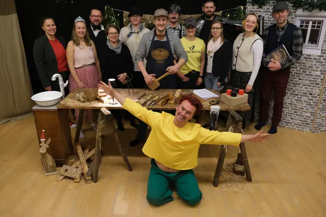 Zwischen Furzgeistern und leuchtenden Daumen sorgte die diesjährige Besetzung des Weihnachtsmärchens für allerlei Erheiterung und strahlende Kinderaugen | Foto: Anna Tschackert