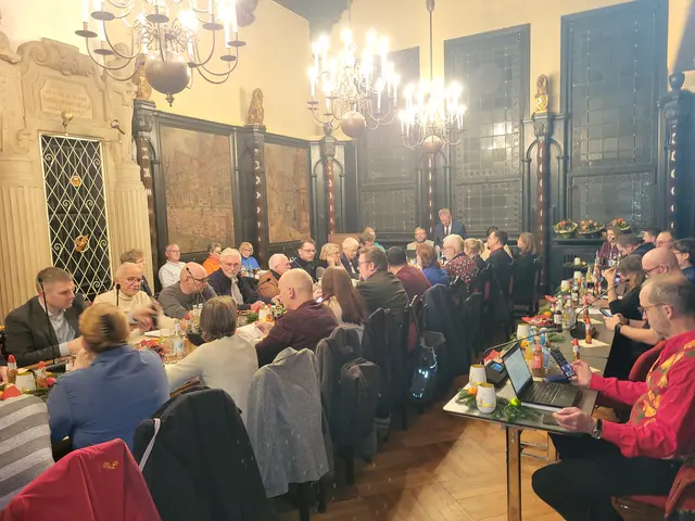 Der Rat der Hansestadt Buxtehude im Sitzungssaal des historischen Rathauses