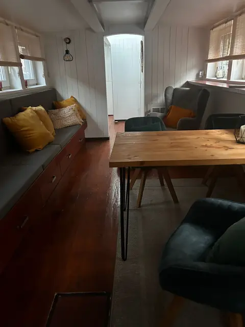 Gemütlich eingerichtet ist der Wohnbereich mit einem weiteren, ausziehbaren Schlafplatz – vier Leute können zeitgleich auf dem Boot übernachten | Foto: Heidi Stemler