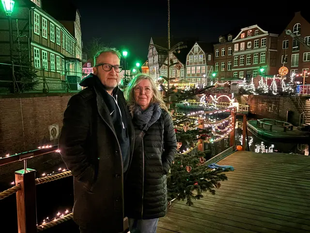 Christian Bellmann und Heidi Stemler an Deck des Kunstkudders beim Stader Fischmarkt | Foto: pau