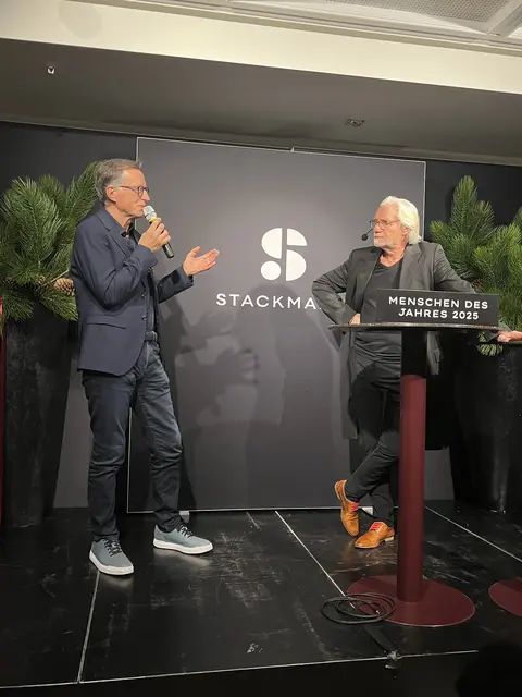 Dr. Wolfram Körner im Talk mit Wolfgang Stephan, der Körner zur Elbe-Klinik-Legende ernannte | Foto: Sandra Polenz