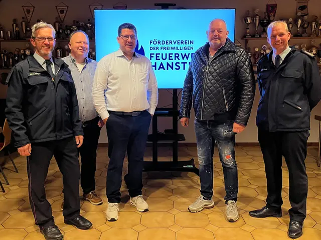 Die Feuerwehr Hanstedt und ihr Förderverein bedankten sich bei Patrick Stueven (2. v. re.) von der Firma XXL Software &amp; Consulting für die Spende | Foto: Presseteam FF Hanstedt