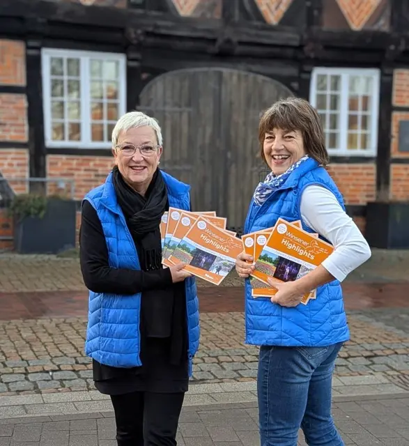 Bianka Derboven (li.) und Ragna Raabe aus der Tourist-Info im Marstall präsentieren die neue Broschüre | Foto: Stadt Winsen