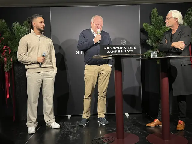 Profi-Fußball Ambitionen zeigten der Spieler des Jahres des SV Drochtersen-Assel, Liam Giwah und Vereins-Präsident, Rigo Gooßen im Talk mit Wolfgang Stephan (v.l.n.r) | Foto: Sandra Polenz