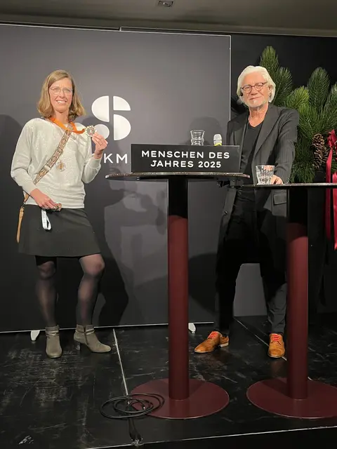 Dr. Julia Kopf zeigt ihre verdiente Medaille zur Weltmeistern Senioren Beachvolleyball Damen  | Foto: Sandra Polenz