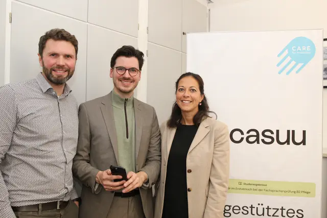 Das neue Sprachförderungs-Tool stellen Stefan Baumann, Leiter der Abteilung Bildung der Kreisverwaltung (v. li.), Dr. Rüdiger Schmitz und Kreisrätin Ana Cristina Bröcking vor | Foto: Landkreis Harburg